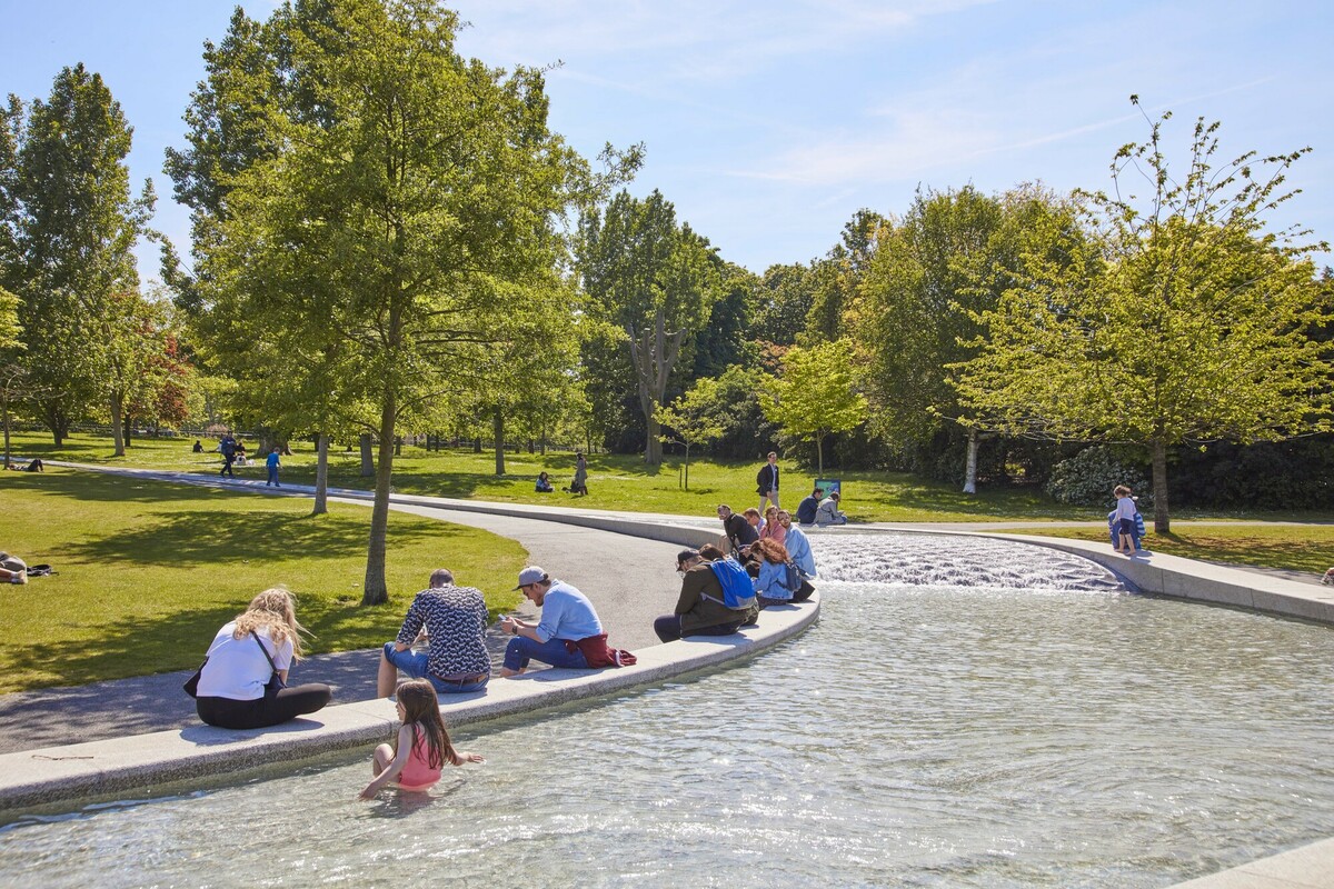 People at the Diana Memorial Fountain