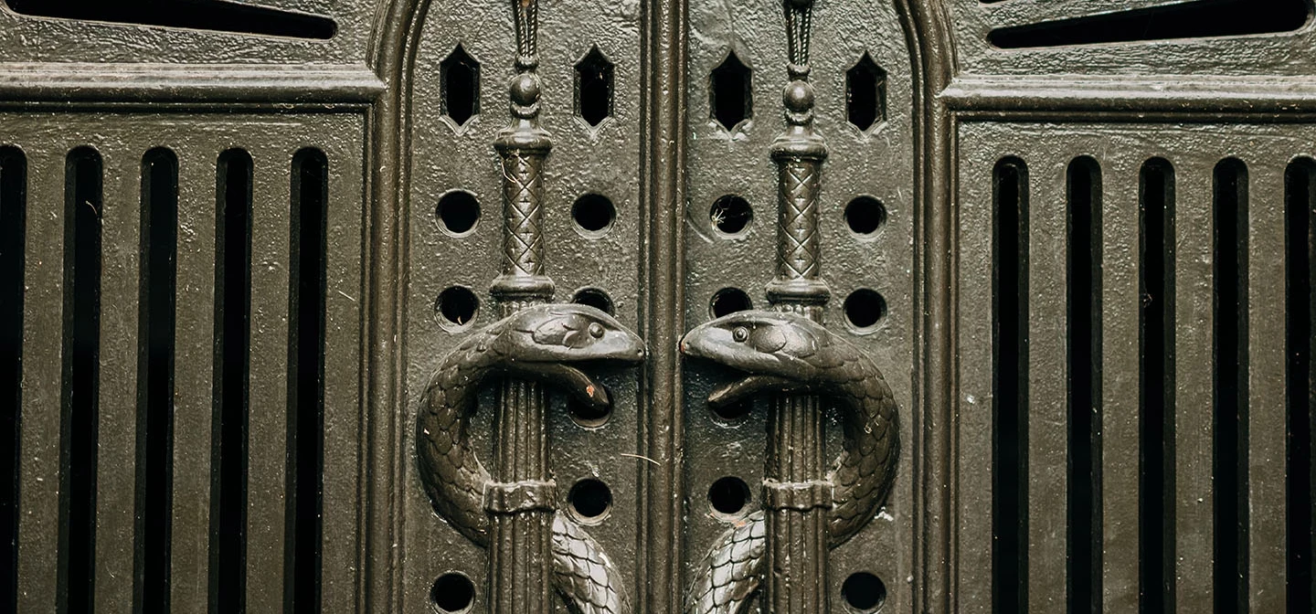 Snake details on the Catacomb gates