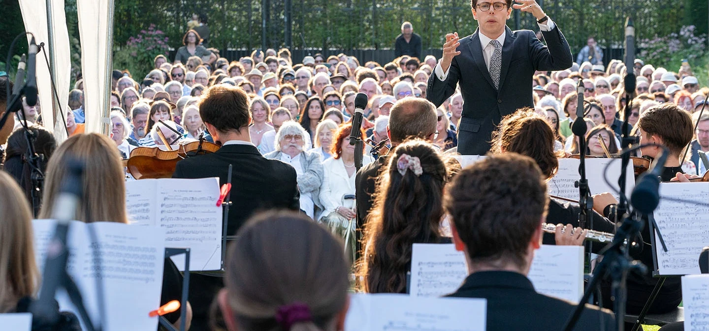 Conductor and orchestra at a Lakeside Series performance