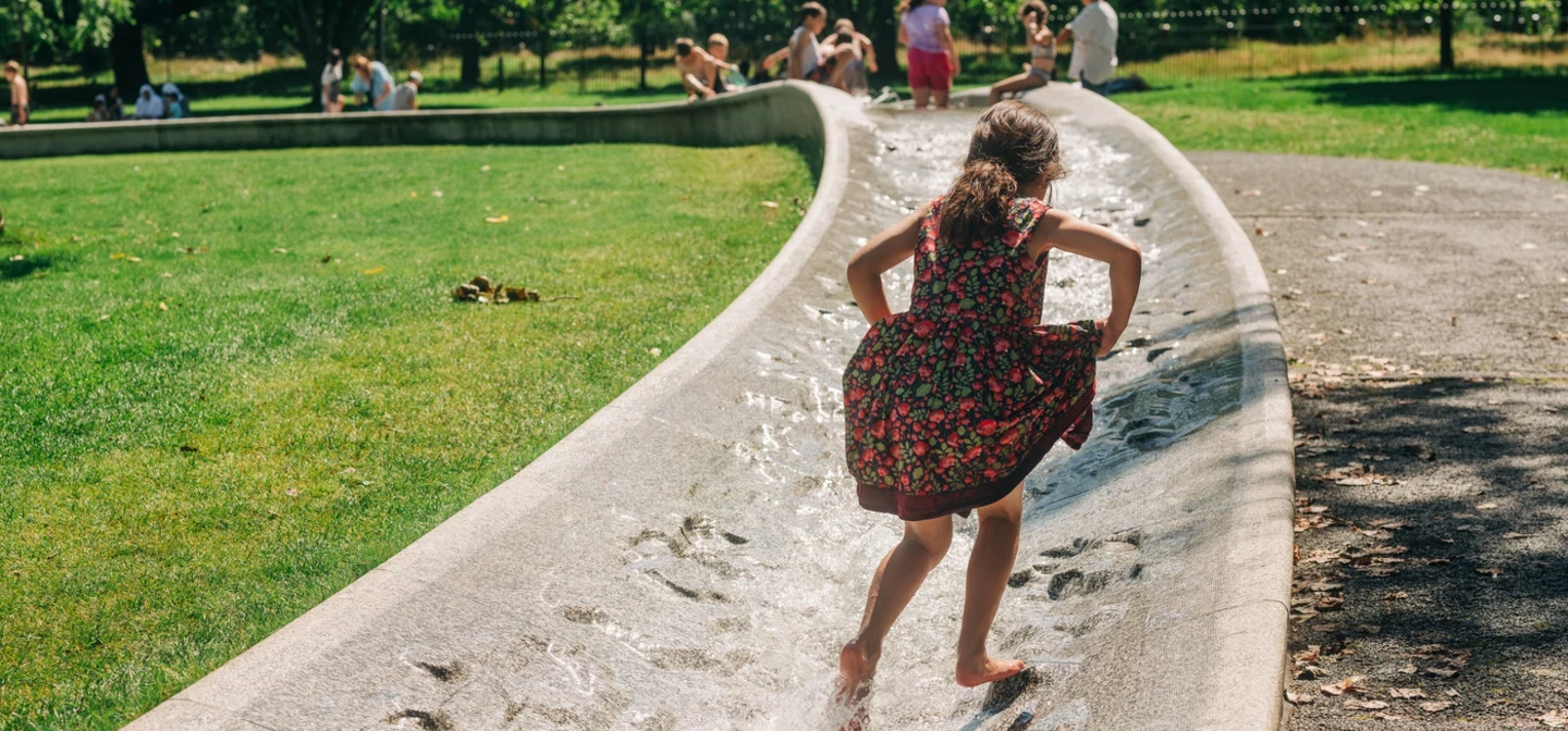 Diana memorial fountain summer