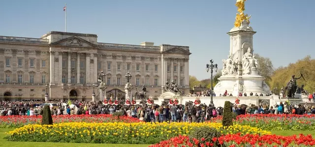 Flowers in front of Buckingham Palace and the Queen Victoria Memorial