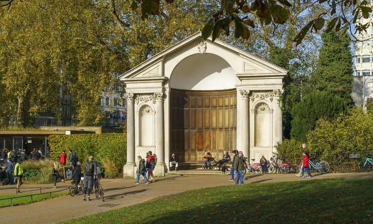 Queen Anne's Alcove in Kensington Gardens