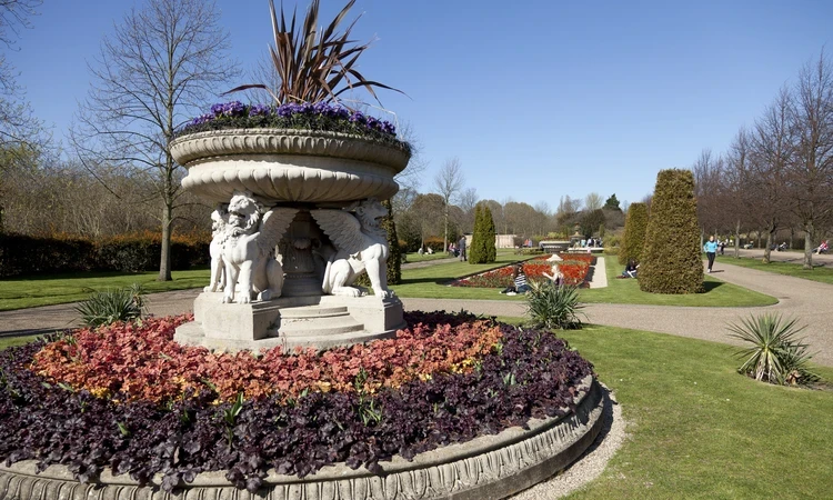 Griffin Tazza (lion vase)