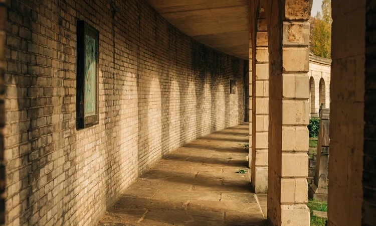 Great Circle and Colonnades