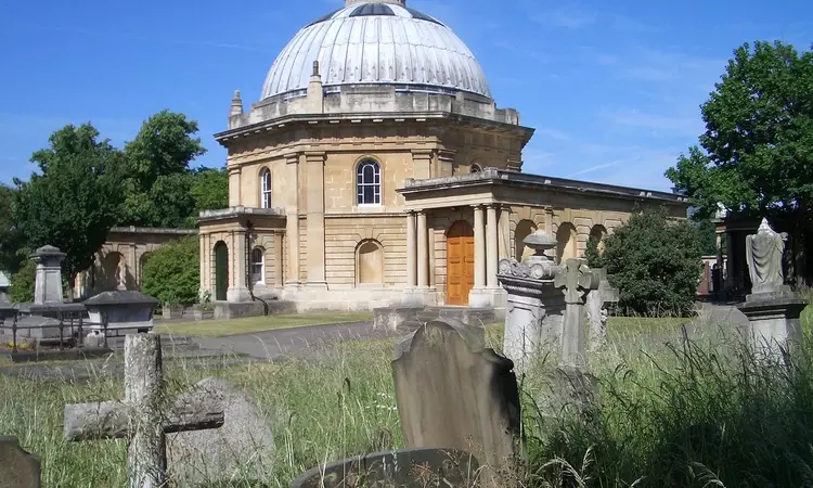 Chapel and graves in Brompton Cemetery