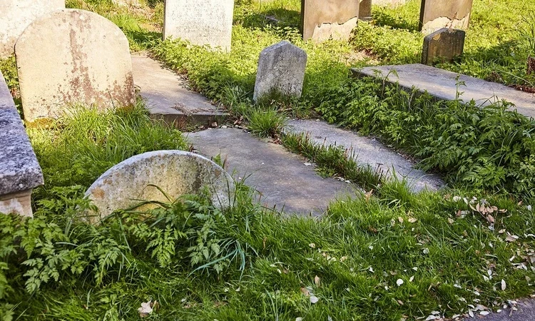 Emma’s grave (centre)