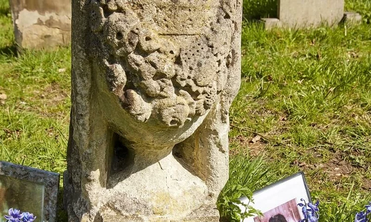 Luisa Casati’s memorial urn