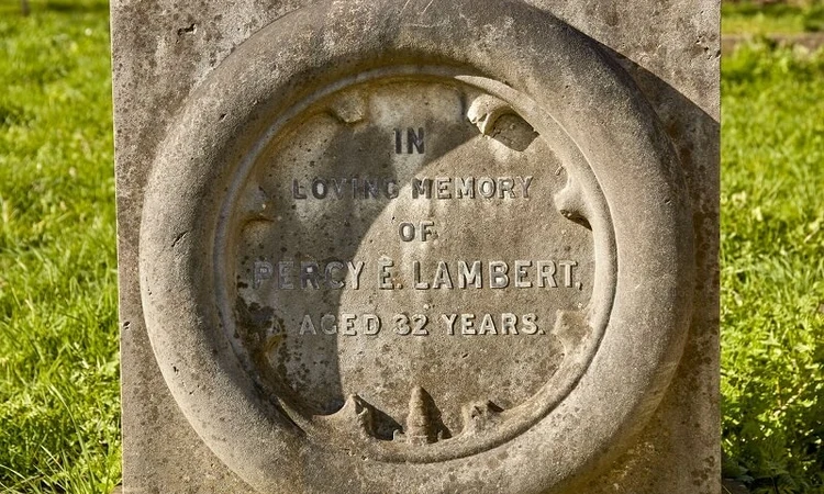 Percy’s memorial includes a symbolic tyre. Circles are a common symbol in the cemetery, and their endless shape represents eternal life.