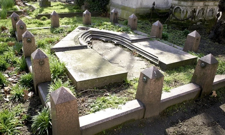 The Bancrofts’ monument 