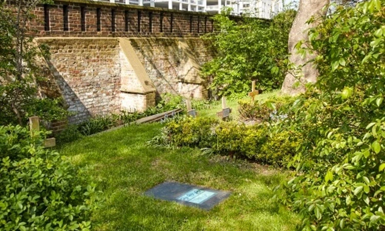 Henrietta Moraes grave