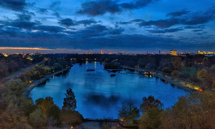 Hyde Park in the dark