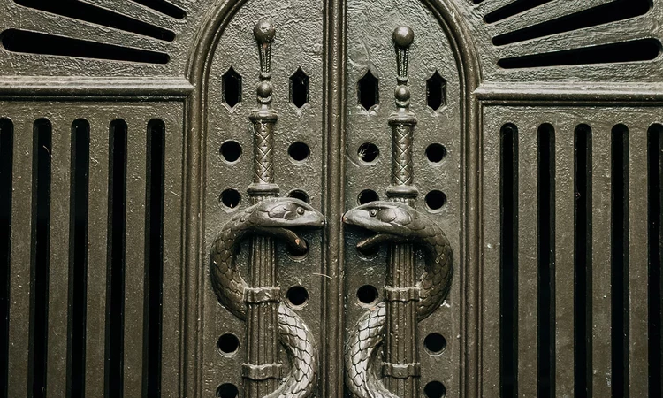 Snake details on the Catacomb gates