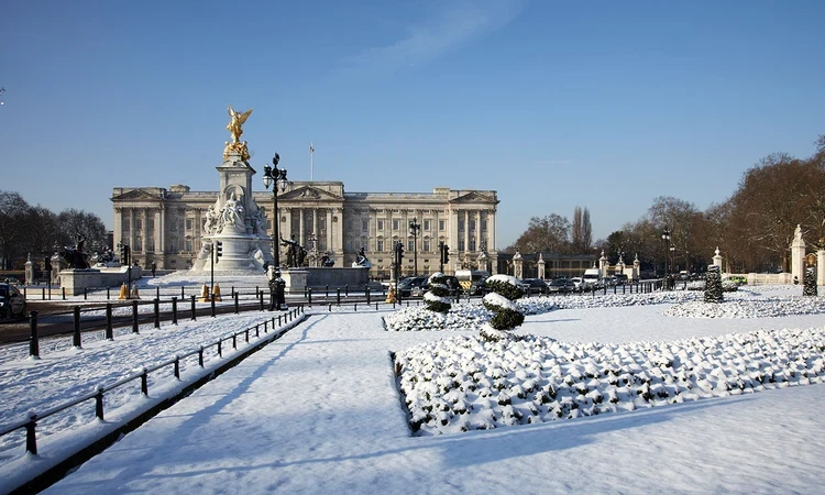 Buckingham Palace and Queen Victoria Memorial in the snow