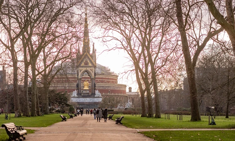 Lancaster Walk to the Albert Memorial in winter