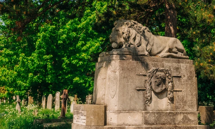 Brompton monuments spring hero