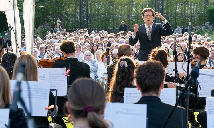 Conductor and orchestra at a Lakeside Series performance