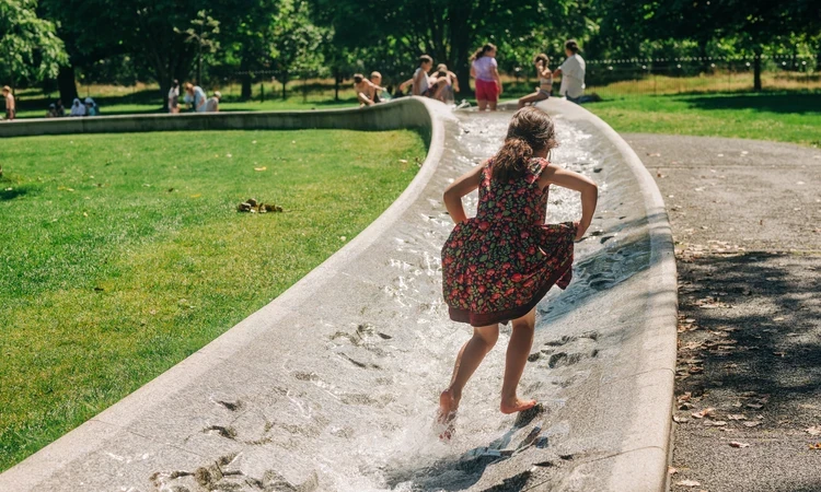 Diana memorial fountain summer