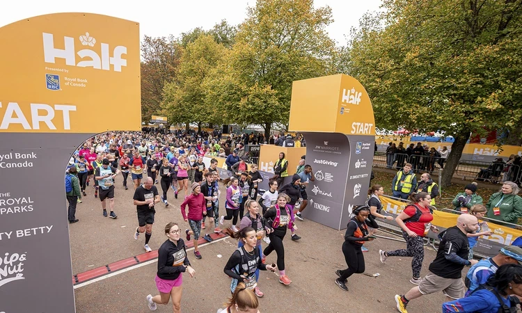 Crowds of runners starting the Royal parks Half Marathon