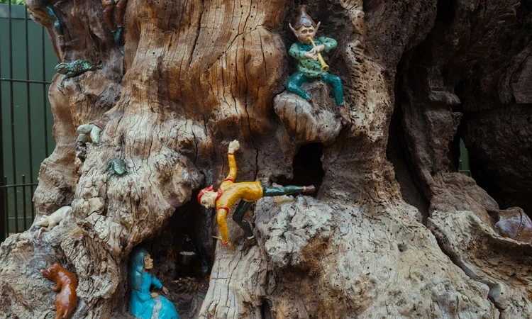 Carved characters of the Elfin Oak