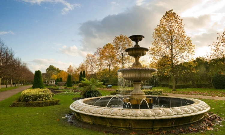 The Avenue Gardens fountain The Regent's Park autumn