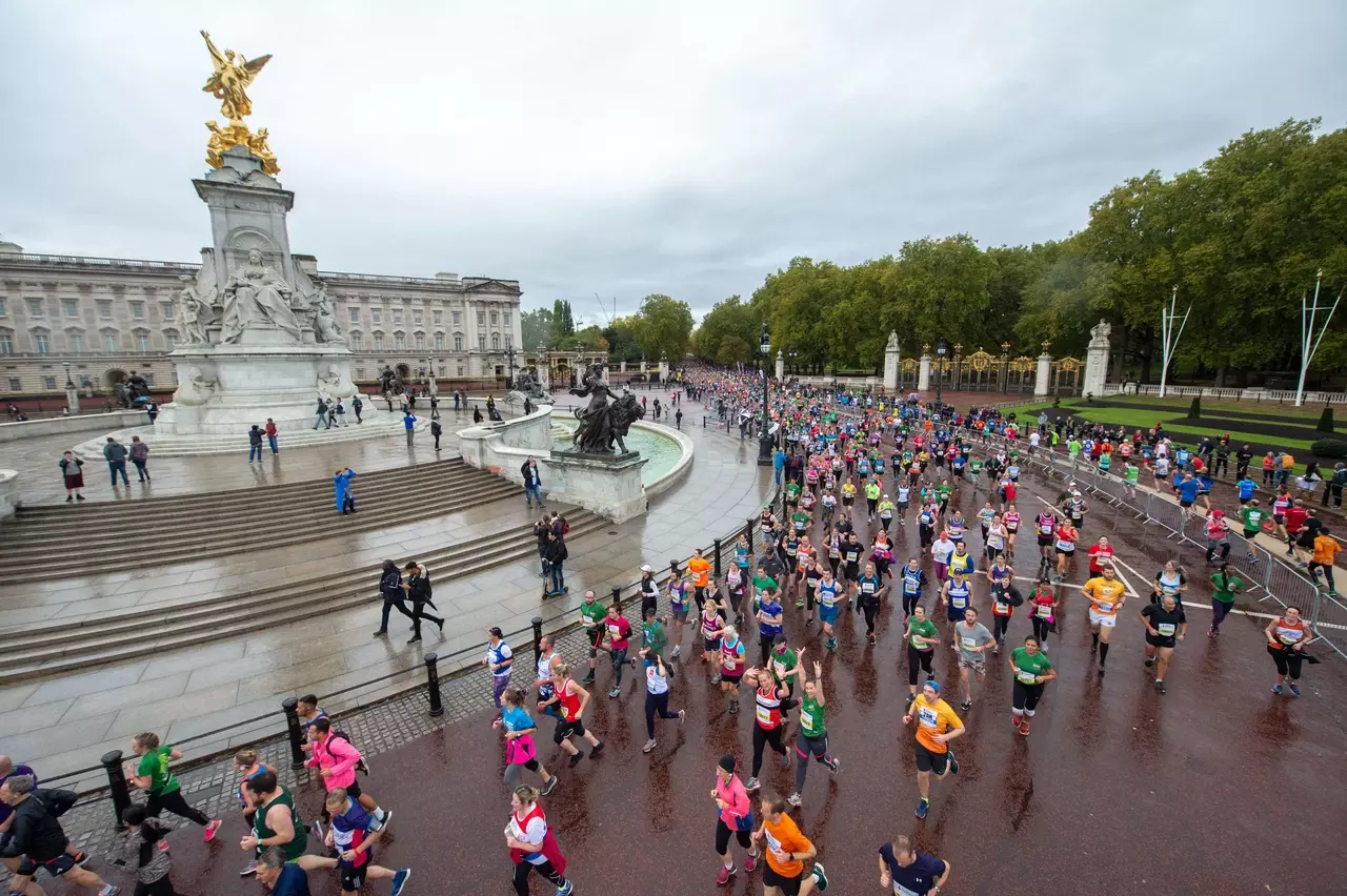Half Marathon runners by the Queen Victoria Memorial