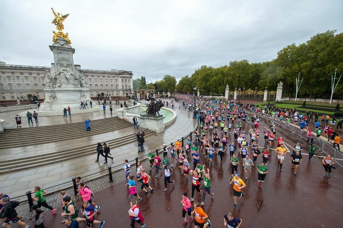 Half Marathon runners by the Queen Victoria Memorial