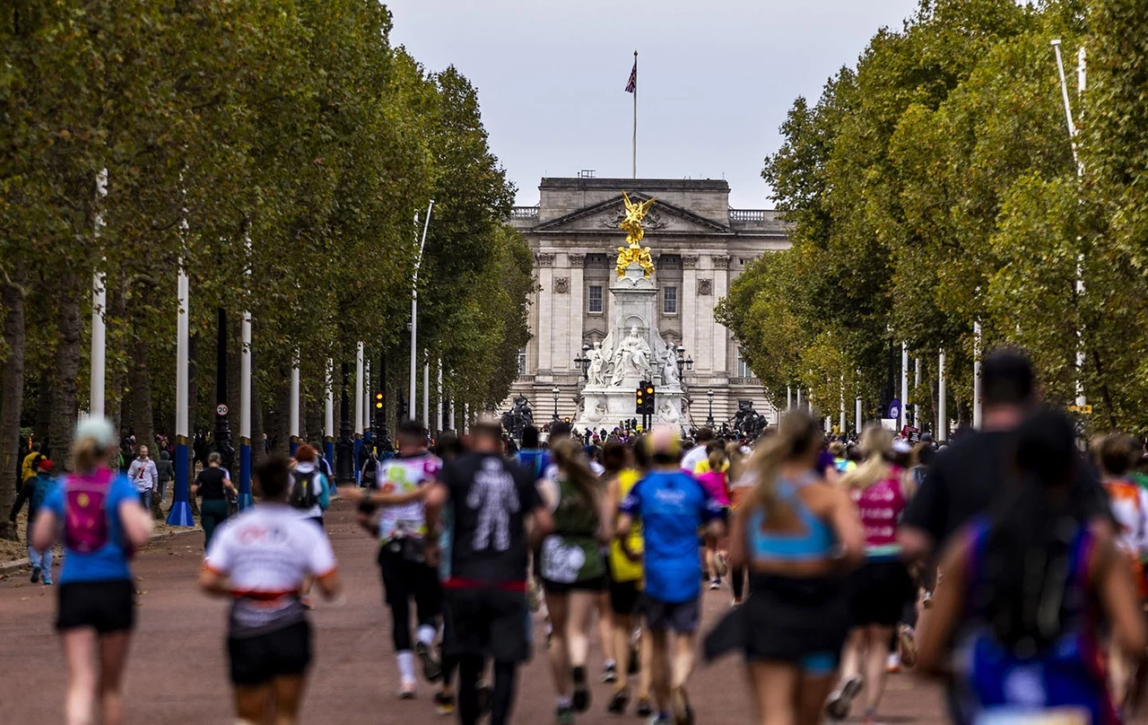 Half Marathon runners by Buckingham Palace