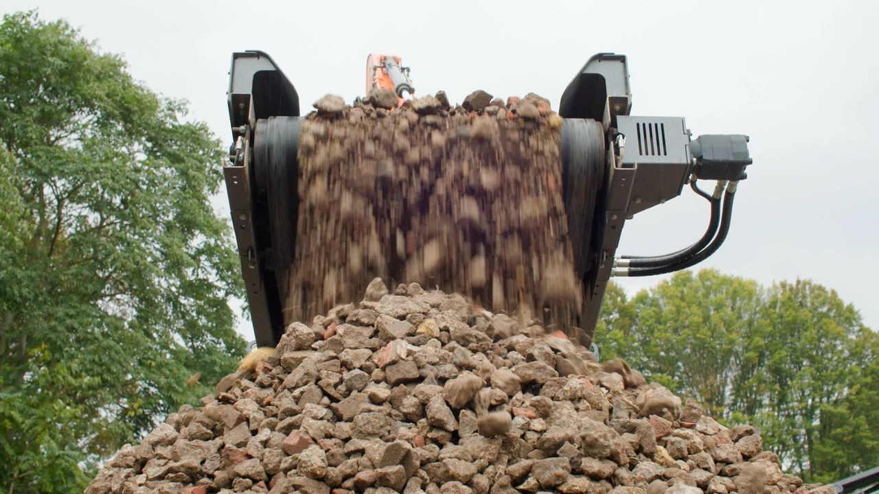 Concrete crushing conveyor