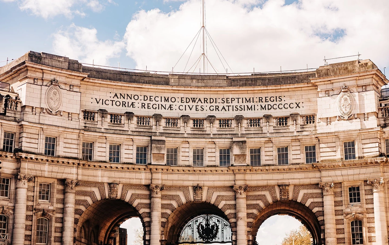 Latin inscription on Admiralty Arch