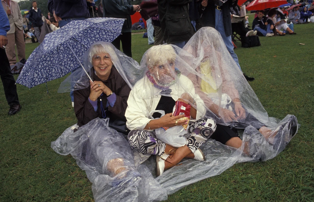 Women listening to Pavarotti in the rain