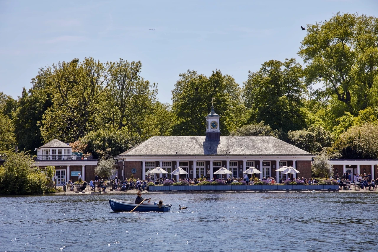 The Serpentine in Hyde Park in spring