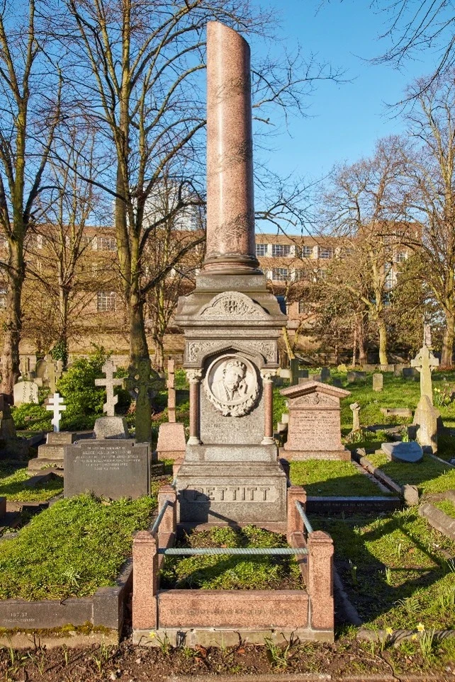 Image of a column on a grave