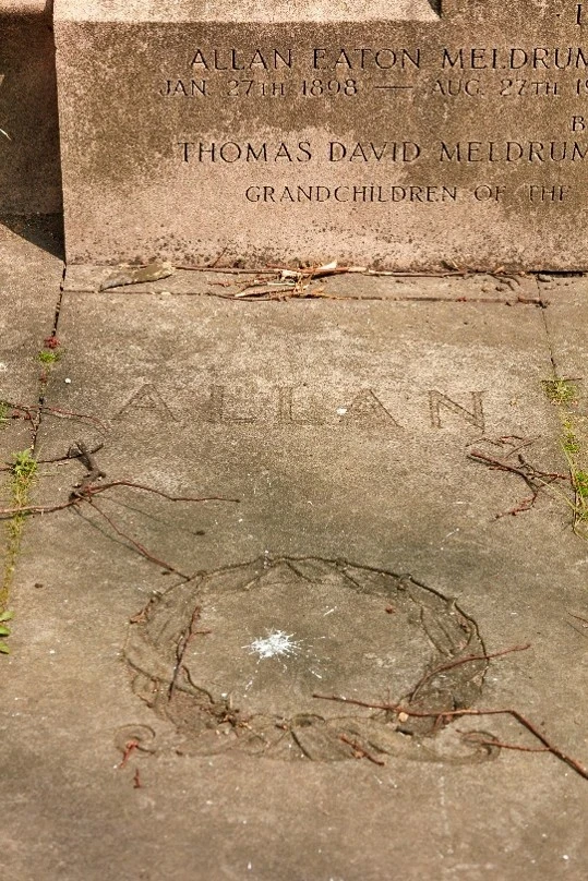 A laurel wreath can be seen on the grave of Iris Burnside
