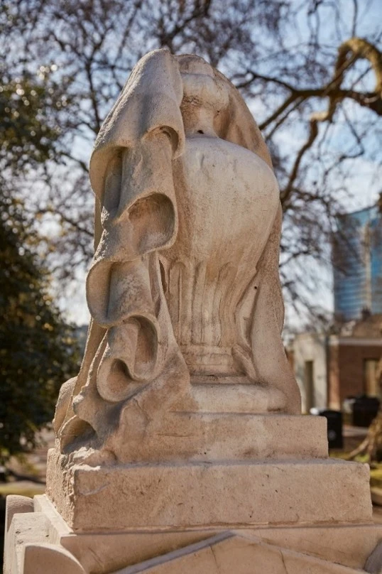 The grave of Dr John Snow   Urns 